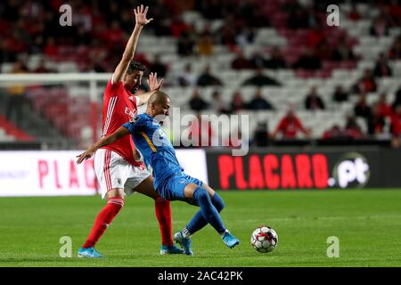 Lissabon, Portugal. 30 Nov, 2019. Andre Almeida von SL Benfica (L) Mias mit Daizen Maeda von CS Maritimo während der Portugiesischen Liga Fußballspiel zwischen SL Benfica und CS Maritimo am Stadion Luz in Lissabon, Portugal, am 30. November 2019. Credit: Pedro Fiuza/ZUMA Draht/Alamy leben Nachrichten Stockfoto