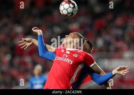 Lissabon, Portugal. 30 Nov, 2019. Vinicius von SL Benfica (L) Mias mit Josip Vukovic von CS Maritimo während der Portugiesischen Liga Fußballspiel zwischen SL Benfica und CS Maritimo am Stadion Luz in Lissabon, Portugal, am 30. November 2019. Credit: Pedro Fiuza/ZUMA Draht/Alamy leben Nachrichten Stockfoto