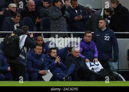London, Großbritannien. 30 Nov, 2019. Tottenham's Kopf Trainer Jose Mourinho in der Barclays Premier League Match zwischen den Tottenham Hotspur und Bournemouth an der Tottenham Hotspur Stadion in London, England. Am 30. November 2019. Credit: Aktion Foto Sport/Alamy leben Nachrichten Stockfoto
