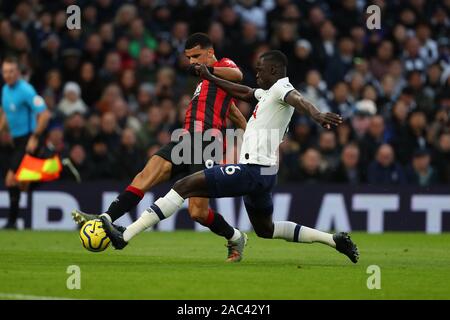 London, Großbritannien. 30 Nov, 2019. Tottenham defender Davinson Sanchez Bausteine einen Schuß von Bournemouth, Dominic Solanke während der Barclays Premier League Match zwischen den Tottenham Hotspur und Bournemouth an der Tottenham Hotspur Stadion in London, England. Am 30. November 2019. Credit: Aktion Foto Sport/Alamy leben Nachrichten Stockfoto