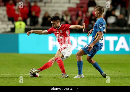 Lissabon, Portugal. 30 Nov, 2019. Pizzi von SL Benfica (L) Mias mit Pedro Pelagio von CS Maritimo während der Portugiesischen Liga Fußballspiel zwischen SL Benfica und CS Maritimo am Stadion Luz in Lissabon, Portugal, am 30. November 2019. Credit: Pedro Fiuza/ZUMA Draht/Alamy leben Nachrichten Stockfoto