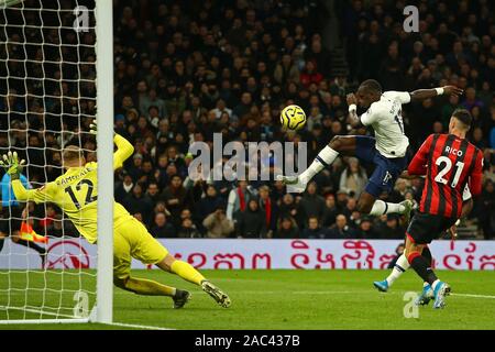 London, Großbritannien. 30 Nov, 2019. Tottenham's midfielder Moussa Sissoko ein Tor während der Barclays Premier League Match zwischen den Tottenham Hotspur und Bournemouth an der Tottenham Hotspur Stadion in London, England. Am 30. November 2019. Credit: Aktion Foto Sport/Alamy leben Nachrichten Stockfoto