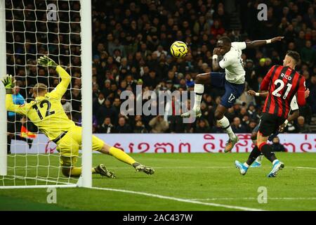 London, Großbritannien. 30 Nov, 2019. Tottenham's midfielder Moussa Sissoko ein Tor während der Barclays Premier League Match zwischen den Tottenham Hotspur und Bournemouth an der Tottenham Hotspur Stadion in London, England. Am 30. November 2019. Credit: Aktion Foto Sport/Alamy leben Nachrichten Stockfoto