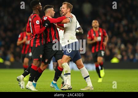 London, Großbritannien. 30 Nov, 2019. Bournemouth Mittelfeldspieler Jefferson Lerma und Tottenham ist Harry Kane in einer Auseinandersetzung in der Barclays Premier League Match zwischen den Tottenham Hotspur und Bournemouth an der Tottenham Hotspur Stadion, London, England. Am 30. November 2019. Credit: Aktion Foto Sport/Alamy leben Nachrichten Stockfoto