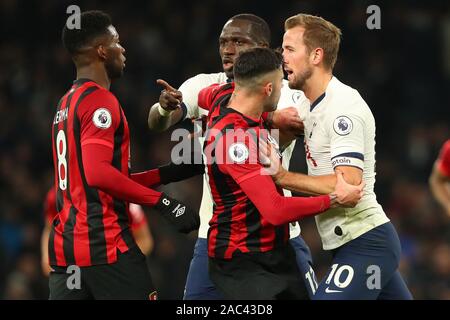 London, Großbritannien. 30 Nov, 2019. Bournemouth Mittelfeldspieler Jefferson Lerma und Tottenham ist Harry Kane in einer Auseinandersetzung als Diego Rico Schritte während der Barclays Premier League Match zwischen den Tottenham Hotspur und Bournemouth an der Tottenham Hotspur Stadion, London, England. Am 30. November 2019. Credit: Aktion Foto Sport/Alamy leben Nachrichten Stockfoto