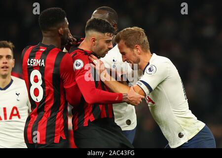 London, Großbritannien. 30 Nov, 2019. Bournemouth Mittelfeldspieler Jefferson Lerma und Tottenham ist Harry Kane in einer Auseinandersetzung in der Barclays Premier League Match zwischen den Tottenham Hotspur und Bournemouth an der Tottenham Hotspur Stadion, London, England. Am 30. November 2019. Credit: Aktion Foto Sport/Alamy leben Nachrichten Stockfoto