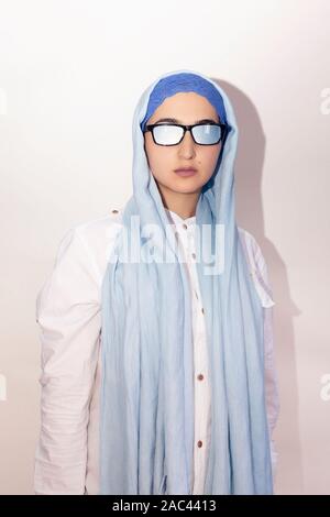 Stilvolle und elegante muslimische Frau in traditionelle islamische Kleidung. Porträt der schönen Iranische Mädchen im hijab und trendige Sonnenbrille. Foto Stockfoto