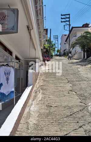 Neos Marmaras, Griechenland, 30. Mai 2019. Schöne und ruhige Küstenstraße und Annehmlichkeiten, die in der gleichen sind. Stockfoto