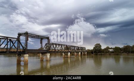 Abbotsford Brücke, den Murray River Crossing zwischen Curlwaa, NSW und Yelta, Victoria, Australien. Stockfoto