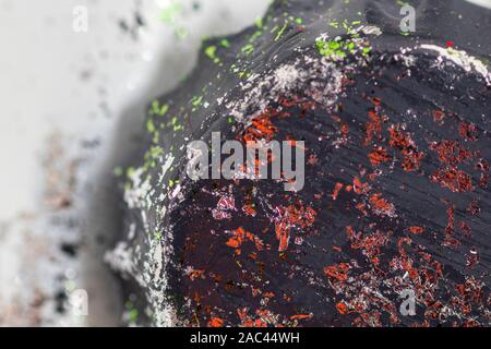 Alte Flasche cap lackiert und Peeling mit roten und grünen Farbe. Close Up. Stockfoto