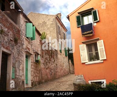 Bunte Außengebäude rund um die historische, mittelalterliche Altstadt von Rovinj, Kroatien, Europa. Stockfoto