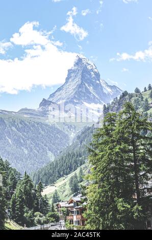 Atemberaubende Alpine Village Zermatt in der Schweiz. Berühmte Matterhorn im Hintergrund. Schweizer Alpen, alpine Landschaft. Reiseziele, fantastische Orte. Stockfoto