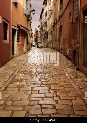 Altstadt schmale Kopfsteinpflaster in Rovinj, Kroatien auf der Halbinsel Istrien. Stockfoto