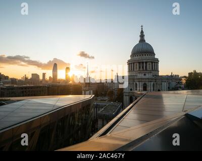 Blick von Einer neuen Änderung in Richtung St Pauls Cathedral, London Stockfoto