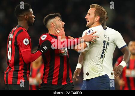 Tottenham ist Harry Kane erhält mit der Bournemouth Mittelfeldspieler Jefferson Lerma während der Barclays Premier League Match zwischen den Tottenham Hotspur und Bournemouth an der Tottenham Hotspur Stadion, London, England umgekippt. Am 30. November 2019. (Foto durch AFS/Espa-Images) Stockfoto