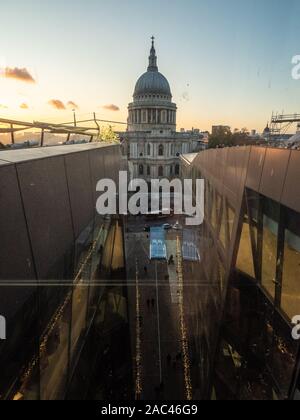 Blick von Einer neuen Änderung in Richtung St Pauls Cathedral, London Stockfoto