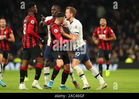 Tottenham ist Harry Kane erhält mit der Bournemouth Mittelfeldspieler Jefferson Lerma während der Barclays Premier League Match zwischen den Tottenham Hotspur und Bournemouth an der Tottenham Hotspur Stadion, London, England umgekippt. Am 30. November 2019. (Foto durch AFS/Espa-Images) Stockfoto