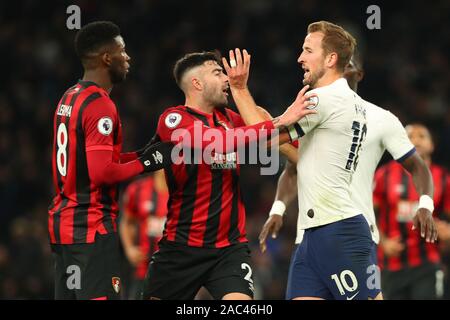 Tottenham ist Harry Kane erhält mit der Bournemouth Mittelfeldspieler Jefferson Lerma während der Barclays Premier League Match zwischen den Tottenham Hotspur und Bournemouth an der Tottenham Hotspur Stadion, London, England umgekippt. Am 30. November 2019. (Foto durch AFS/Espa-Images) Stockfoto