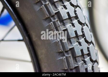 Nahaufnahme der klassischen Motorrad Reifenprofil. Close-up Beschützer der Reifen-service. Stockfoto