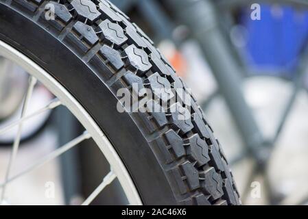 Nahaufnahme der klassischen Motorrad Reifenprofil. Close-up Beschützer der Reifen-service. Stockfoto