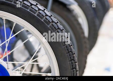 Nahaufnahme der klassischen Motorrad Reifenprofil. Close-up Beschützer der Reifen-service. Stockfoto