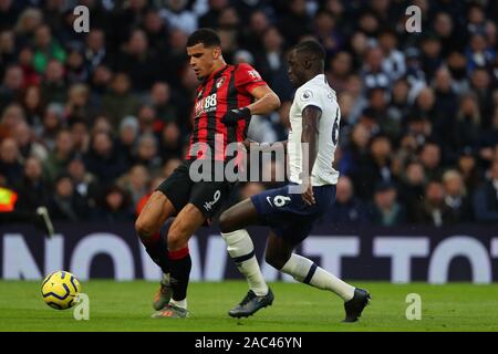 Bournemouth, Dominic Solanke und Tottenham defender Davinson Sanchez für den Ball in der Barclays Premier League Match zwischen den Tottenham Hotspur und Bournemouth konkurrieren auf dem Tottenham Hotspur Stadion in London, England. Am 30. November 2019. (Foto durch AFS/Espa-Images) Stockfoto