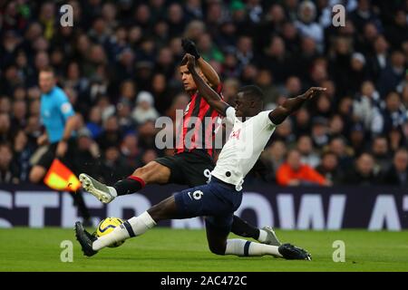 Bournemouth, Dominic Solanke und Tottenham defender Davinson Sanchez für den Ball in der Barclays Premier League Match zwischen den Tottenham Hotspur und Bournemouth konkurrieren auf dem Tottenham Hotspur Stadion in London, England. Am 30. November 2019. (Foto durch AFS/Espa-Images) Stockfoto