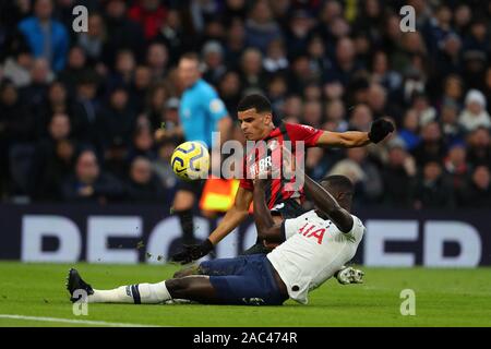 Bournemouth, Dominic Solanke und Tottenham defender Davinson Sanchez für den Ball in der Barclays Premier League Match zwischen den Tottenham Hotspur und Bournemouth konkurrieren auf dem Tottenham Hotspur Stadion in London, England. Am 30. November 2019. (Foto durch AFS/Espa-Images) Stockfoto