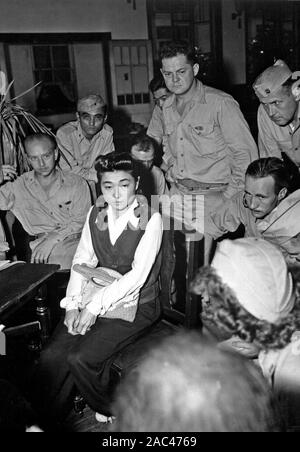 Korrespondenten-interview "Tokyo Rose" Iva Toguri, US-amerikanischer Japanisch.  September 1945.  (Marine) Genaues Datum erschossen unbekannte NARA Datei #: 080-G-490488 Krieg & Konflikt buchen #: 1308 Stockfoto