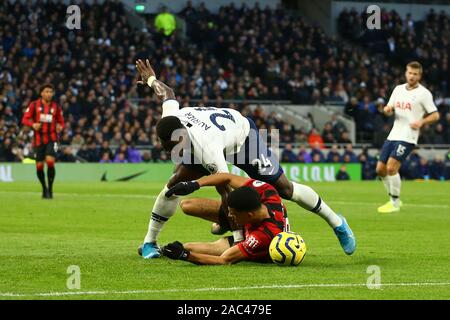 Bournemouth, Dominic Solanke und Tottenham defender Serge Aurier während der Barclays Premier League Match zwischen den Tottenham Hotspur und Bournemouth an der Tottenham Hotspur Stadion in London, England. Am 30. November 2019. (Foto durch AFS/Espa-Images) Stockfoto