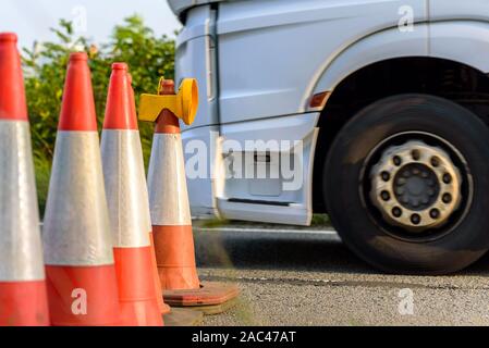 Sunset View uk Autobahn Dienstleistungen Baustellen Kegel mit weißen Lkw vorbei Stockfoto