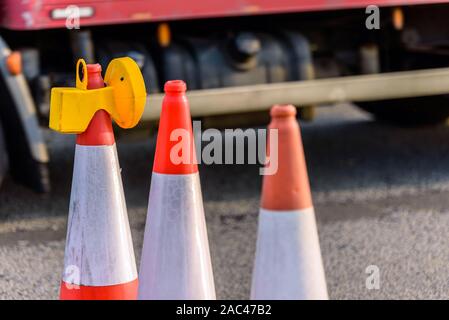 Sunset View uk Autobahn Dienstleistungen Baustellen Kegel mit roten Lkw vorbei Stockfoto