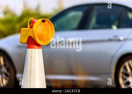 Sunset View uk Autobahn Dienstleistungen Baustellen Kegel mit Silver Auto vorbei Stockfoto