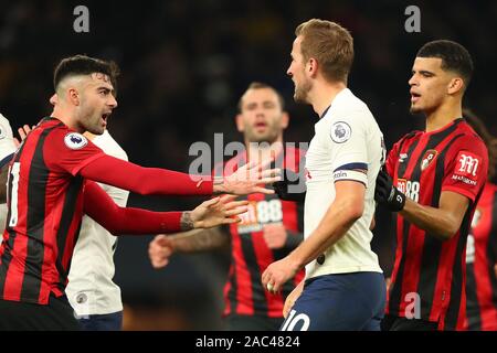 Tottenham ist Harry Kane erhält mit der Bournemouth Mittelfeldspieler Jefferson Lerma während der Barclays Premier League Match zwischen den Tottenham Hotspur und Bournemouth an der Tottenham Hotspur Stadion, London, England umgekippt. Am 30. November 2019. (Foto durch AFS/Espa-Images) Stockfoto