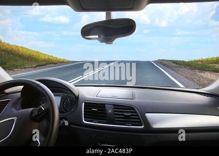 Blick vom Salon von Auto, das auf der Straße Stockfoto