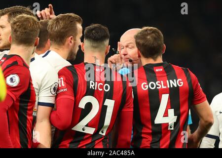 Tottenham ist Harry Kane erhält mit der Bournemouth Mittelfeldspieler Jefferson Lerma während der Barclays Premier League Match zwischen den Tottenham Hotspur und Bournemouth an der Tottenham Hotspur Stadion, London, England umgekippt. Am 30. November 2019. (Foto durch AFS/Espa-Images) Stockfoto