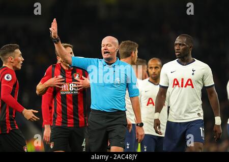 Schiedsrichter Lee Mason in der Barclays Premier League Match zwischen den Tottenham Hotspur und Bournemouth an der Tottenham Hotspur Stadion in London, England. Am 30. November 2019. (Foto durch AFS/Espa-Images) Stockfoto