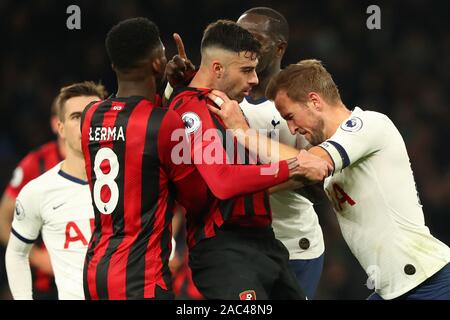 Tottenham ist Harry Kane erhält mit der Bournemouth Mittelfeldspieler Jefferson Lerma während der Barclays Premier League Match zwischen den Tottenham Hotspur und Bournemouth an der Tottenham Hotspur Stadion, London, England umgekippt. Am 30. November 2019. (Foto durch AFS/Espa-Images) Stockfoto