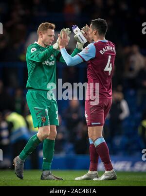 London, Großbritannien. 30 Nov, 2019. Torhüter David Martin (links) & Fabián Balbuena West Ham Utd bei voller Zeit während der Premier League Spiel zwischen Chelsea und West Ham United an der Stamford Bridge, London, England am 30. November 2019. Foto von Andy Rowland. Credit: PRiME Media Images/Alamy leben Nachrichten Stockfoto