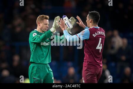 London, Großbritannien. 30 Nov, 2019. Torhüter David Martin (links) & Fabián Balbuena West Ham Utd bei voller Zeit während der Premier League Spiel zwischen Chelsea und West Ham United an der Stamford Bridge, London, England am 30. November 2019. Foto von Andy Rowland. Credit: PRiME Media Images/Alamy leben Nachrichten Stockfoto