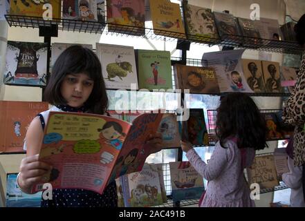 New Delhi, Indien. 30 Nov, 2019. Kinder Bücher lesen während Literatur Festival der Kinder in Neu Delhi, Indien, Nov. 30, 2019. Die zweitägige Literatur Festival begann am Samstag in Neu Delhi. Credit: Javed Dar/Xinhua/Alamy leben Nachrichten Stockfoto