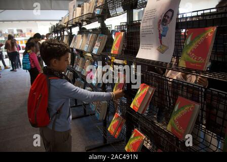 New Delhi, Indien. 30 Nov, 2019. Kinder wählen Bücher während Literatur Festival der Kinder in Neu Delhi, Indien, Nov. 30, 2019. Die zweitägige Literatur Festival begann am Samstag in Neu Delhi. Credit: Javed Dar/Xinhua/Alamy leben Nachrichten Stockfoto