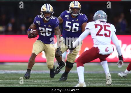 November 29, 2019: Washington Schlittenhunde zurück laufen Salvon Ahmed (26) Läuft der Ball während eines Spiels zwischen die Washington State Cougars und Washington Schlittenhunde Husky Stadium in Seattle, WA für die 112 Apple Schale. Die Schlittenhunde gewann 31-13 ihre 7. gerade Apple Cup zu gewinnen. Sean Brown/CSM Stockfoto