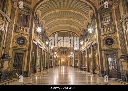 TURIN, Italien, 13. MÄRZ 2017: Die Einkaufspassage in der Nacht. Stockfoto