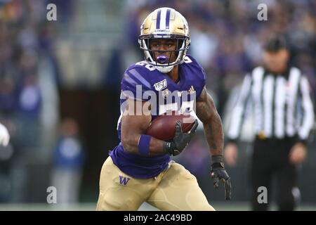 November 29, 2019: Washington Schlittenhunde zurück laufen Salvon Ahmed (26) Läuft der Ball während eines Spiels zwischen die Washington State Cougars und Washington Schlittenhunde Husky Stadium in Seattle, WA für die 112 Apple Schale. Die Schlittenhunde gewann 31-13 ihre 7. gerade Apple Cup zu gewinnen. Sean Brown/CSM Stockfoto