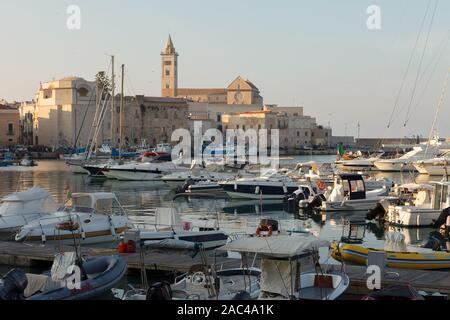 Trani Dom (Kathedrale San Nicola Pellegrino) und Marina von Trani. Trani Puglia (Apulien), Italien Stockfoto