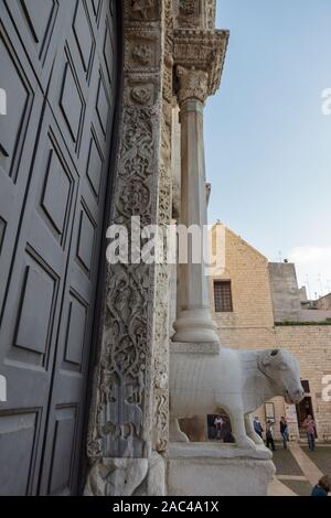 Dekorationen von West Portal der päpstlichen Basilika di San Nicola (Basilika des Heiligen Nikolaus) in Bari, Apulien, Italien Stockfoto