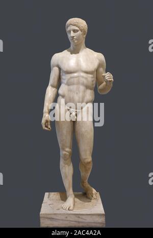 Der doryphoros Statue. Römischen Kopie des klassischen griechischen contrapposto Statue pear-Träger" von Polykleitos. Mit Freistellungspfad isoliert Stockfoto