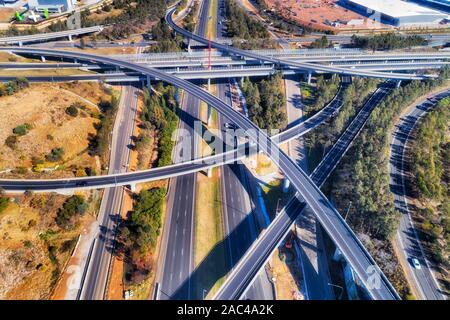 Light Horse Austausch zwischen den Autobahnen M2 und M4 in Sydney West - Komplexe, mehrstufige Kreuzung. Erhöhte Luftaufnahme über Bahnen, b Stockfoto