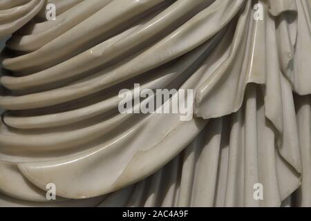 Close-up Falten der Kleid von klassischen Marmorboden antiken Skulptur. Stockfoto
